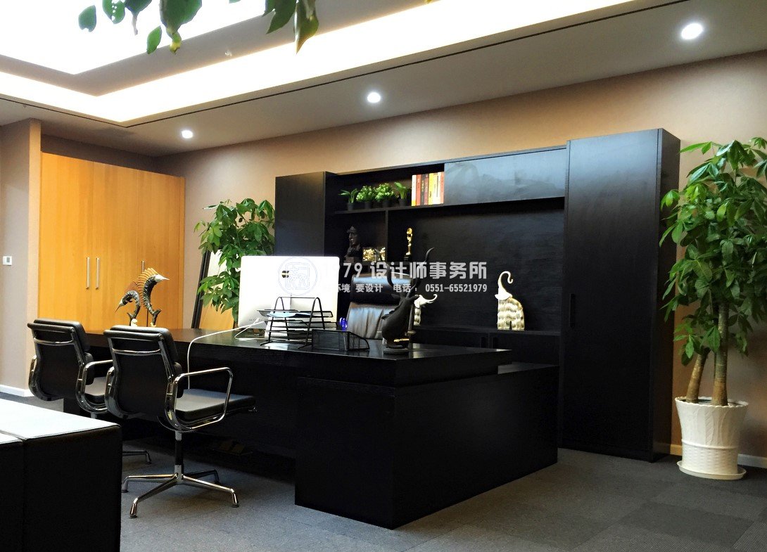 老屋印象辦公室設(shè)計(jì)之總經(jīng)理辦公室側(cè)面效果圖