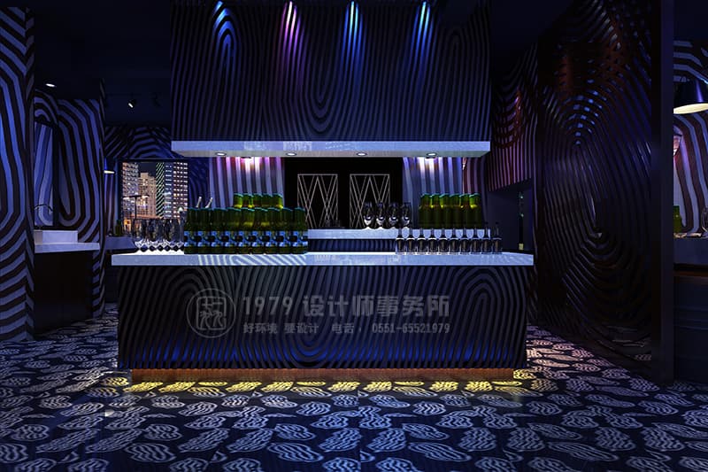 簡(jiǎn)單大方的酒吧吧臺(tái)裝修設(shè)計(jì)效果圖